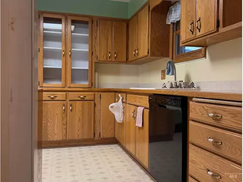 Kitchen - 1937 E 4th Ave, Twin Falls, ID 83301 photo 3 of 4