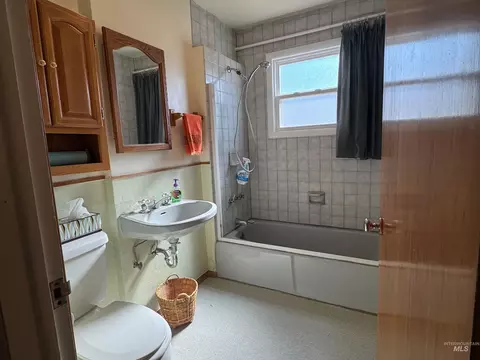 Bath - 1937 E 4th Ave, Twin Falls, ID 83301 photo 2 of 2