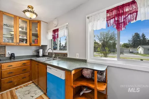 Kitchen - 712 E Ave D, Jerome, ID 83338 photo 3 of 4