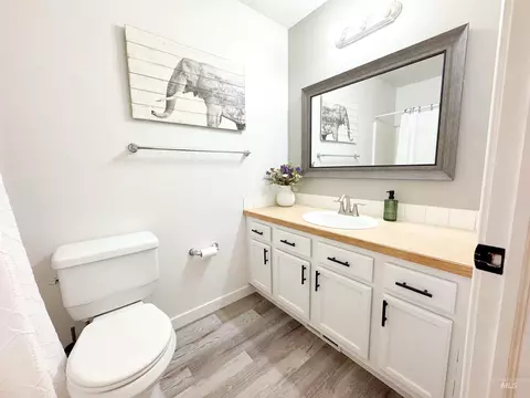Bath - 1006 E 21st Ave, Jerome, ID 83338 photo 2 of 4
