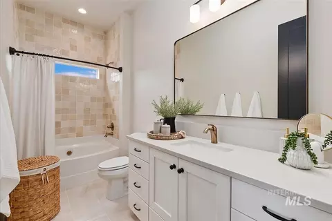 Bath - 784 N Moscow Ave, Eagle, ID 83616 photo 1 of 10