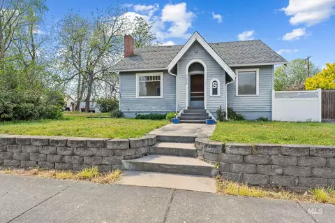 732 4th St, Clarkston, WA 99403