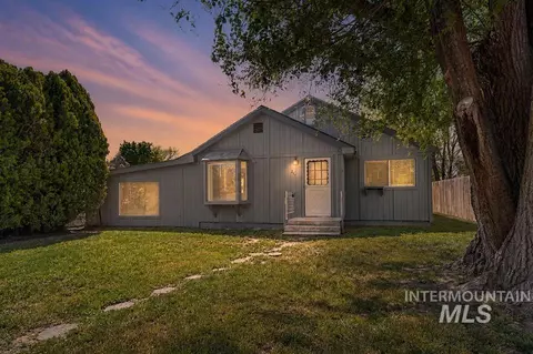 215 W Arizona Ave, Homedale, ID 83628