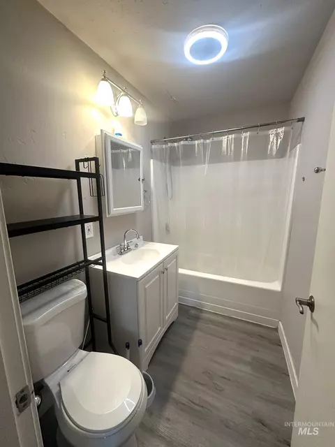 Bath - 811 E Liberty, Weiser, ID 83672 photo 1 of 1