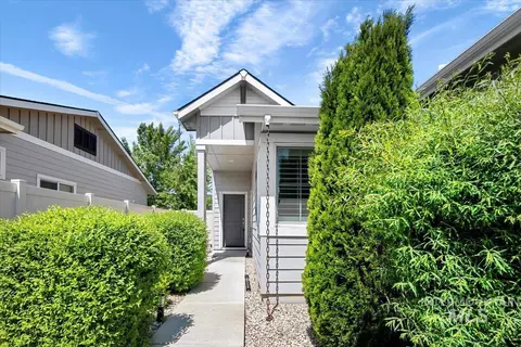 Exterior - 5850 W Rotherham Dr, Eagle, ID 83616 photo 4 of 10