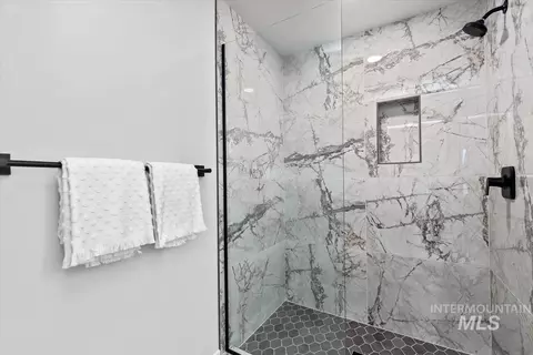 Bath - 6381 N Birch Run Ln, Eagle, ID 83616 photo 6 of 7