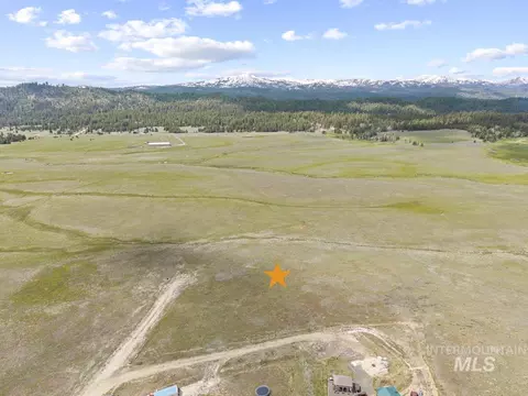 32 Philadelphia Ln, Cascade, ID 83611