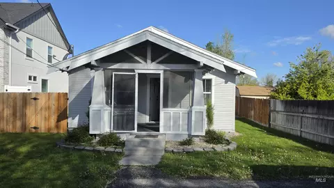 613 8th St S, Nampa, ID 83651