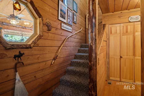 Entry Way - 461 Hilltop Rd, Cascade, ID 83611 photo 1 of 2