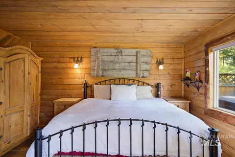 Bedroom - 461 Hilltop Rd, Cascade, ID 83611 photo 2 of 6