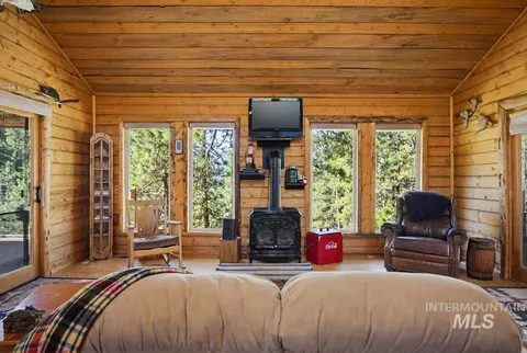 Living - 461 Hilltop Rd, Cascade, ID 83611 photo 3 of 3