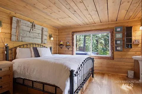 Bedroom - 461 Hilltop Rd, Cascade, ID 83611 photo 1 of 6