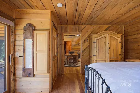 Bedroom - 461 Hilltop Rd, Cascade, ID 83611 photo 3 of 6