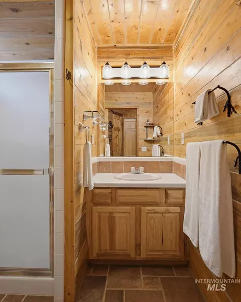 Bath - 461 Hilltop Rd, Cascade, ID 83611 photo 2 of 3