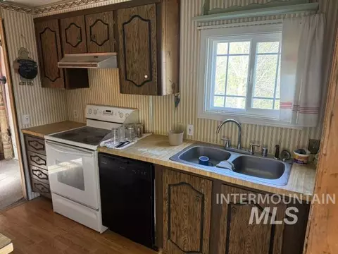 Kitchen - 140 Brownlee Loop Rd, Horseshoe Bend, ID 83629 photo 2 of 2