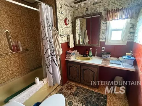 Bath - 140 Brownlee Loop Rd, Horseshoe Bend, ID 83629 photo 2 of 2