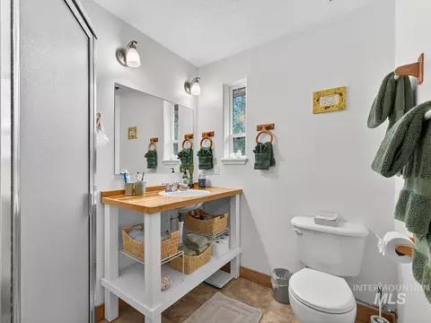 Bath - 10885 Callender Rd, Cascade, ID 83611 photo 1 of 2
