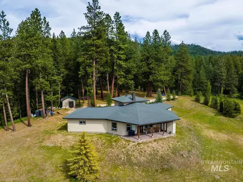 Exterior - 10885 Callender Rd, Cascade, ID 83611 photo 2 of 2
