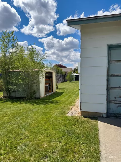 1305 N 2nd E, Mountain Home, ID 83647 photo 5