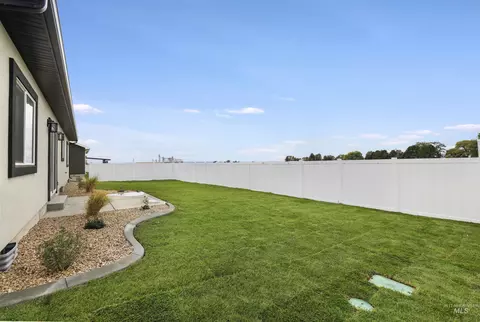 Exterior - 1401 Leslie Dr, Jerome, ID 83338 photo 4 of 11