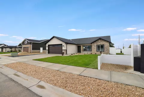 Exterior - 1401 Leslie Dr, Jerome, ID 83338 photo 9 of 11
