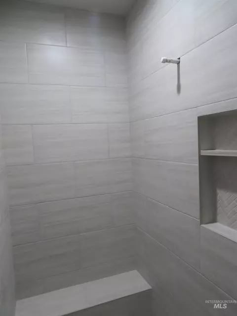 Bath - 1401 Leslie Dr, Jerome, ID 83338 photo 6 of 8
