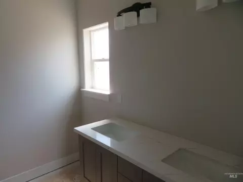 Bath - 1401 Leslie Dr, Jerome, ID 83338 photo 1 of 8