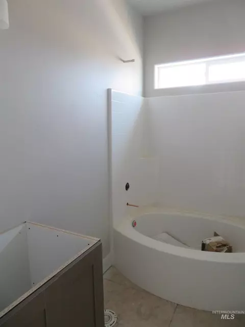 Bath - 1401 Leslie Dr, Jerome, ID 83338 photo 4 of 8