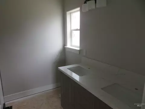 Bath - 1401 Leslie Dr, Jerome, ID 83338 photo 5 of 8