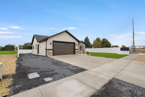 Exterior - 1401 Leslie Dr, Jerome, ID 83338 photo 8 of 11
