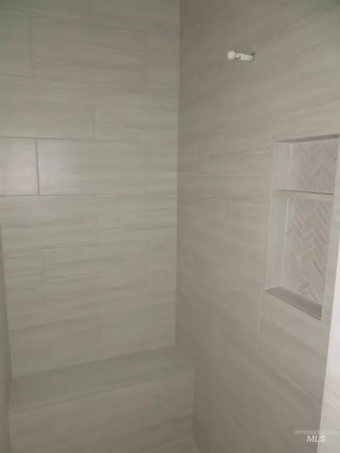Bath - 1401 Leslie Dr, Jerome, ID 83338 photo 3 of 8
