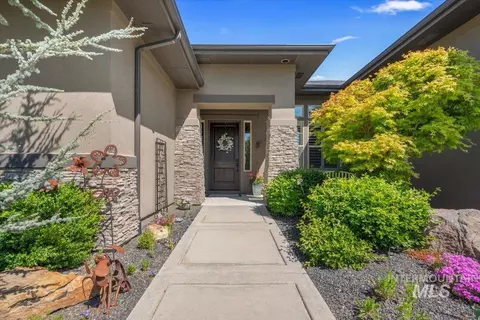 6726 N Fairborn Ave, Meridian, ID 83646