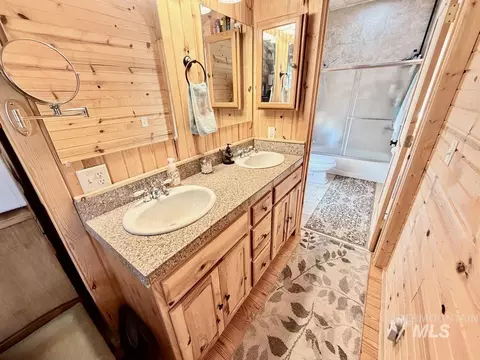 Bath - 10307 Emma Loop, Cascade, ID 83611 photo 1 of 3