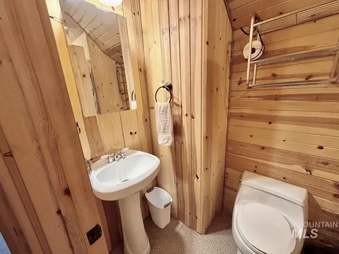 Bath - 10307 Emma Loop, Cascade, ID 83611 photo 3 of 3