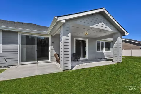 Exterior - 904 N Tullshire Way, Eagle, ID 83616 photo 4 of 9