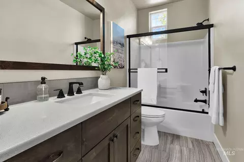 Bath - 904 N Tullshire Way, Eagle, ID 83616 photo 5 of 6