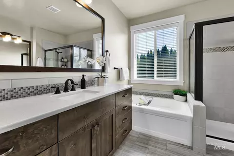 Bath - 904 N Tullshire Way, Eagle, ID 83616 photo 2 of 6