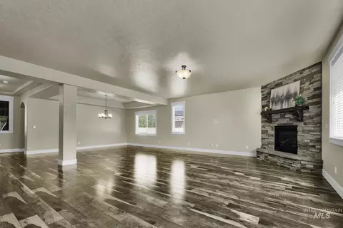 Living - 904 N Tullshire Way, Eagle, ID 83616 photo 4 of 5