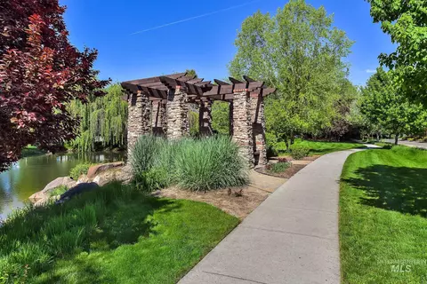 Exterior - 904 N Tullshire Way, Eagle, ID 83616 photo 8 of 9