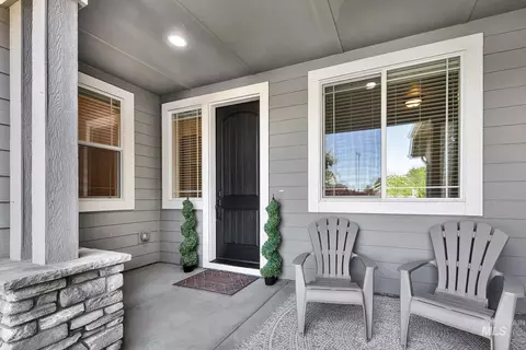 Exterior - 904 N Tullshire Way, Eagle, ID 83616 photo 3 of 9
