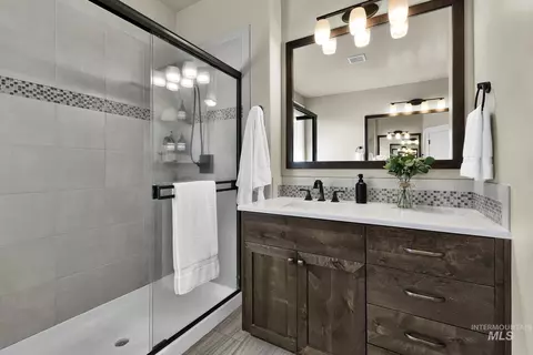 Bath - 904 N Tullshire Way, Eagle, ID 83616 photo 4 of 6