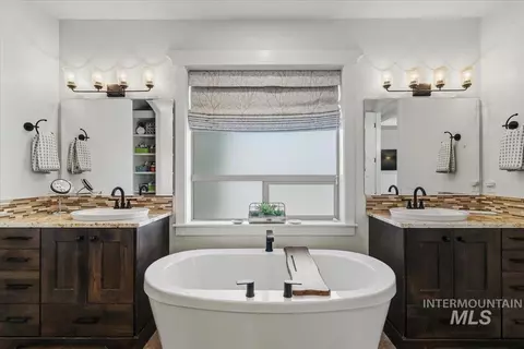 Bath - 2036 N Bella Strada Way, Eagle, ID 83616 photo 1 of 6