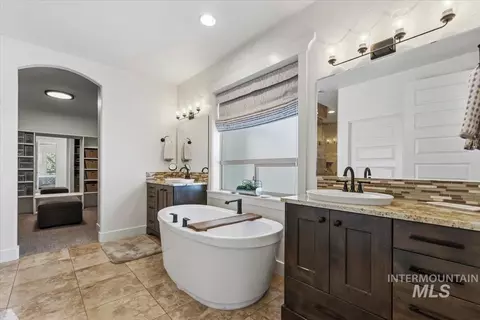 Bath - 2036 N Bella Strada Way, Eagle, ID 83616 photo 2 of 6