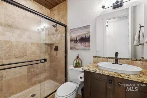 Bath - 2036 N Bella Strada Way, Eagle, ID 83616 photo 3 of 6