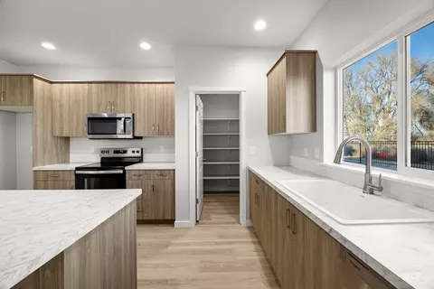 Kitchen - 2519 W Fallon Lp, Nampa, ID 83651 photo 4 of 7