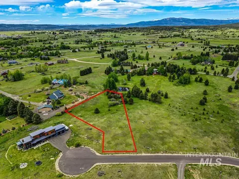 14 Comfort Ct, Mccall, ID 83638