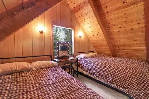 Bedroom - 1221 Fox Rd, Cascade, ID 83611 photo 6 of 7