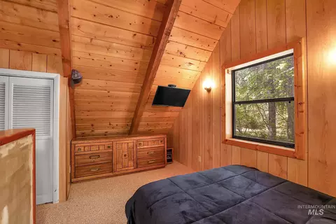 Bedroom - 1221 Fox Rd, Cascade, ID 83611 photo 3 of 7