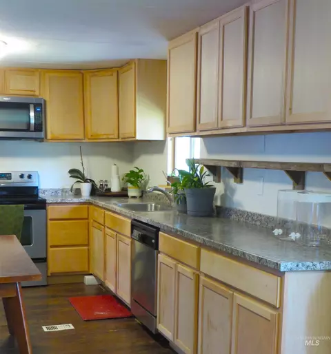 Kitchen - 937 Indianhead Rd, Weiser, ID 83672 photo 2 of 3