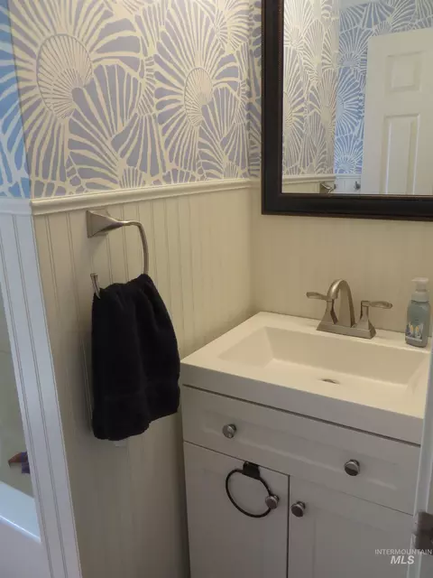 Bath - 937 Indianhead Rd, Weiser, ID 83672 photo 2 of 3